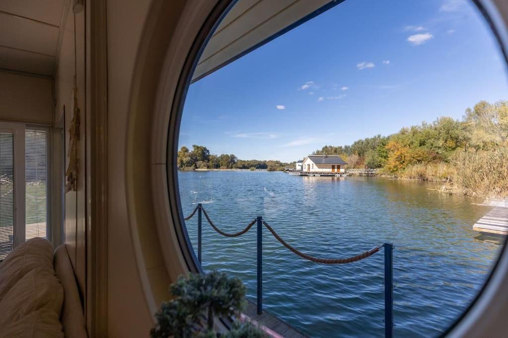 ברטיסלאבה Ocarujuci Houseboat Na Dunaji מראה חיצוני תמונה