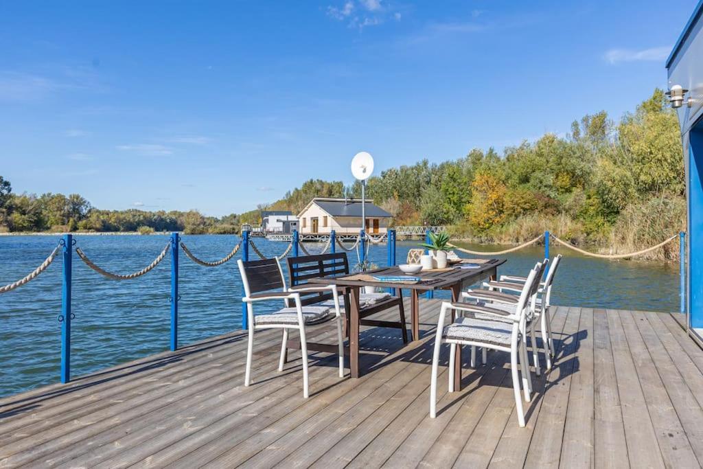 ברטיסלאבה Ocarujuci Houseboat Na Dunaji מראה חיצוני תמונה