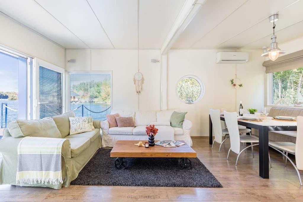 ברטיסלאבה Ocarujuci Houseboat Na Dunaji מראה חיצוני תמונה
