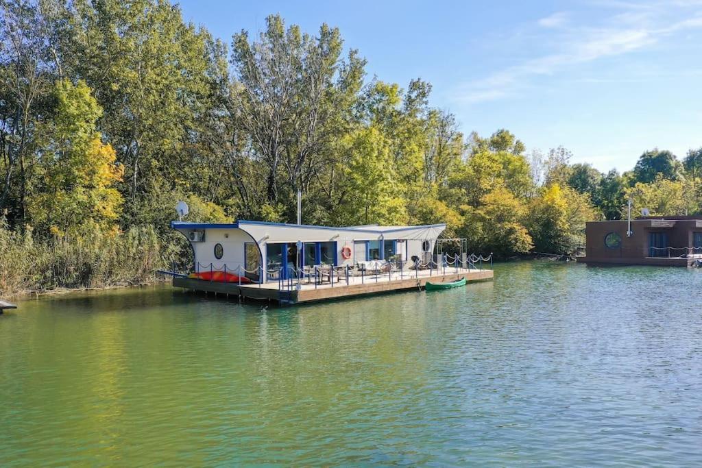 ברטיסלאבה Ocarujuci Houseboat Na Dunaji מראה חיצוני תמונה